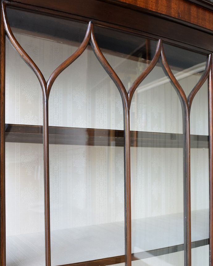 アンティークのキャビネット　アンティーク家具　クロウ＆ボールの脚がエレガントな定番の形をしたアンティークガラスキャビネット。美しい装飾にうっとり…ガラス面の装飾が上品なアクセントに。(q-1831-f)