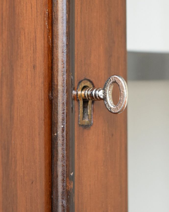 アンティークのキャビネット　アンティーク家具　クロウ＆ボールの脚がエレガントな定番の形をしたアンティークガラスキャビネット。開ける度にワクワクアンティークらしくカギが取っ手の代わり。(q-1831-f)