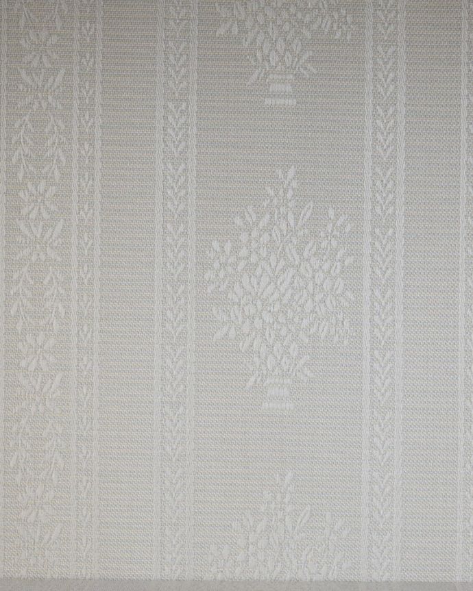 アンティークのキャビネット　アンティーク家具　クロウ＆ボールの脚がエレガントな定番の形をしたアンティークガラスキャビネット。新しい生地で張り替えましたキャビネットの表情に合わせて新しい背板の生地を選びました。(q-1831-f)