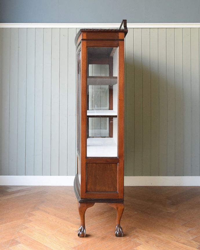 アンティークのキャビネット　アンティーク家具　クロウ＆ボールの脚がエレガントな定番の形をしたアンティークガラスキャビネット。横から見ても素敵なんです三方向がガラスのキャビネット。(q-1831-f)