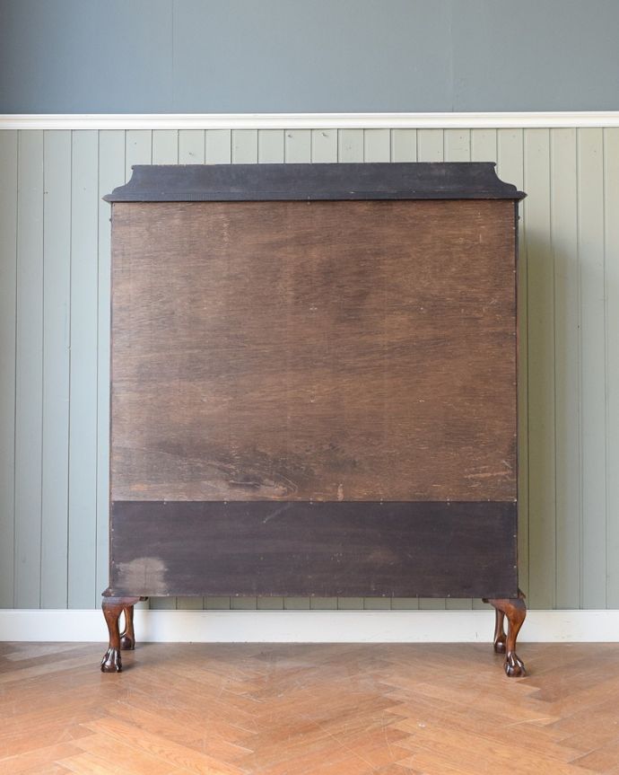 アンティークのキャビネット　アンティーク家具　クロウ＆ボールの脚がエレガントな定番の形をしたアンティークガラスキャビネット。後ろ姿も美しいですアンティークは新品ではないので、経年変化によるキズはありますが、専門の職人がしっかり修復したので後姿もキレイです。(q-1831-f)