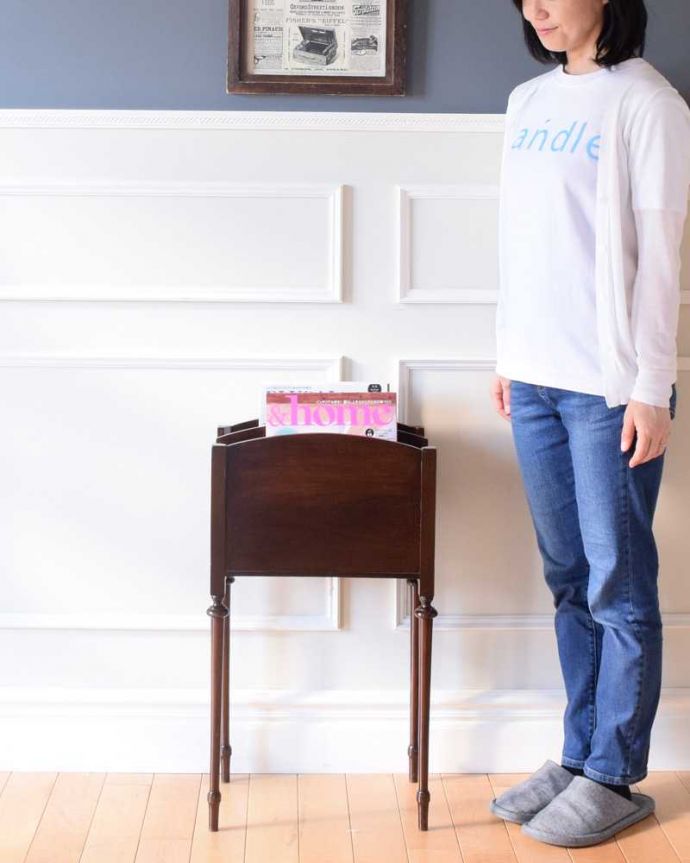 マガジンラック アンティーク家具 繊細な長い脚が美しいアンティークマガジンラック。使いやすさNo.1!便利なアンティークどこのお家でも使っているマガジンラックも、アンティークだったらデザインが素敵だから、なんだかオシャレに使えます。(q-1832-f)