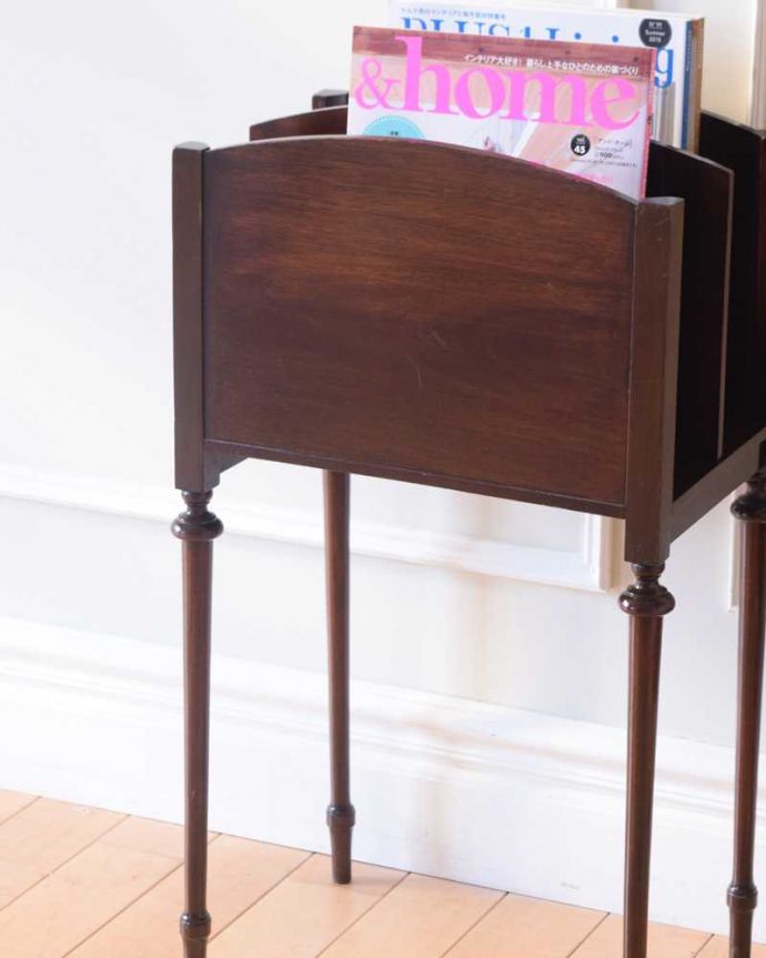マガジンラック アンティーク家具 繊細な長い脚が美しいアンティークマガジンラック。ちょっと置いておきたい…をキレイに収納新聞や雑誌など、ついついテーブルの上に置いてしまって雑多に見えるものが、コレさえあればキレイに収納出来てお部屋もスッキリ見えるんです。(q-1832-f)