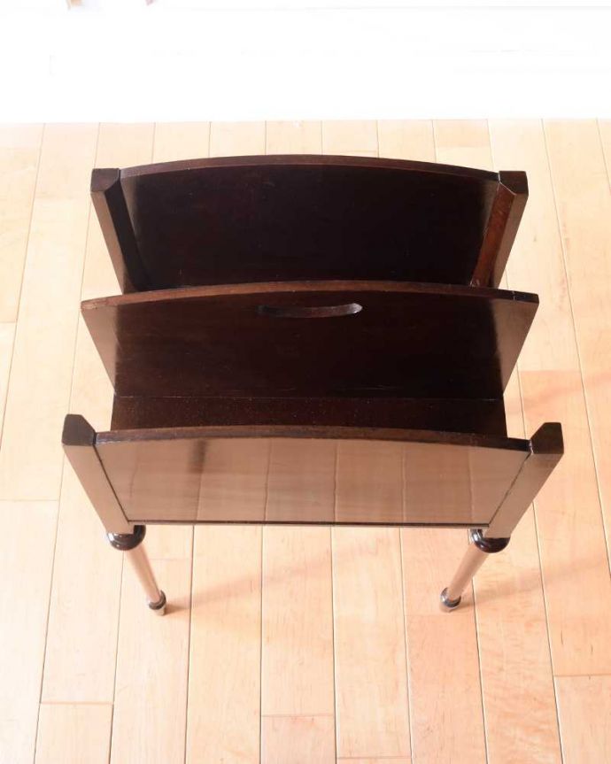 マガジンラック アンティーク家具 繊細な長い脚が美しいアンティークマガジンラック。雑誌を入れる部分もキレイに修復しましたアンティークは新品ではないので経年変化によるキズはありますが、専門の職人がキレイにお直ししました。(q-1832-f)