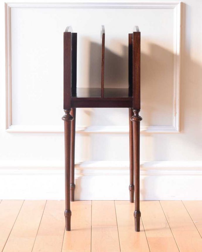 マガジンラック アンティーク家具 繊細な長い脚が美しいアンティークマガジンラック。横から見ると・・・360度、どの角度から見てもキレイに仕上がっています。(q-1832-f)