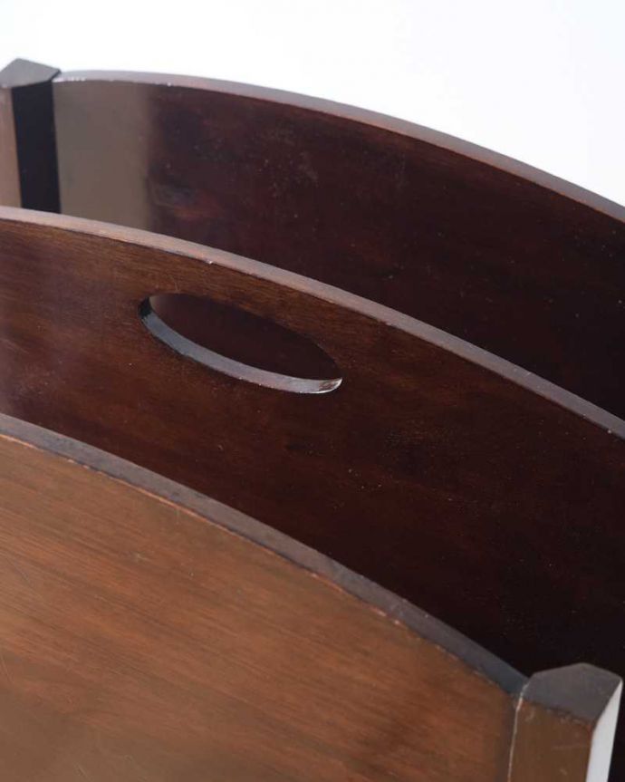 マガジンラック アンティーク家具 繊細な長い脚が美しいアンティークマガジンラック。片手でラクラク運べますデザインの一部になっている持ち手を持って運べば持ち運びもラクラク!。(q-1832-f)