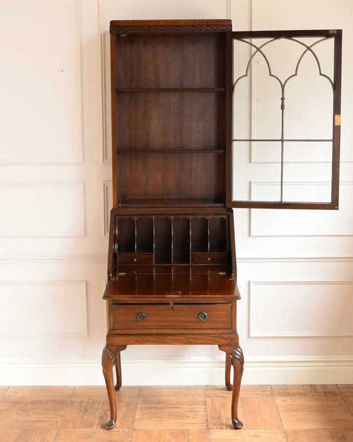 ビューロー　アンティーク家具　英国の置きやすいサイズのアンティーク家具、気品溢れるビューローブックケース。美しいガラス扉の中身は･･･専門の職人がしっかり修復したので、扉の中もこんな感じでキレイです。(q-1833-f)