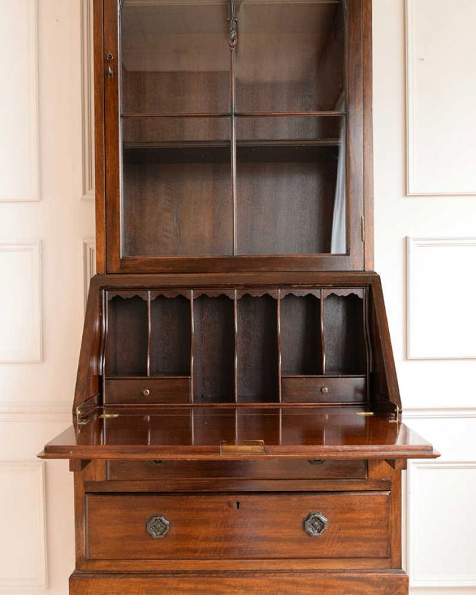 ビューロー　アンティーク家具　英国の置きやすいサイズのアンティーク家具、気品溢れるビューローブックケース。お片付け上手のヒミツ扉の中身はこんなに細かく仕切られています。(q-1833-f)