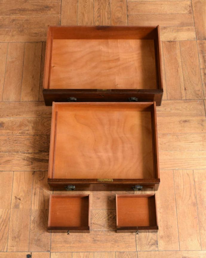 ビューロー　アンティーク家具　英国の置きやすいサイズのアンティーク家具、気品溢れるビューローブックケース。何でも収納できる引き出しもちろん、引き出しの中もキレイに修復しました。(q-1833-f)