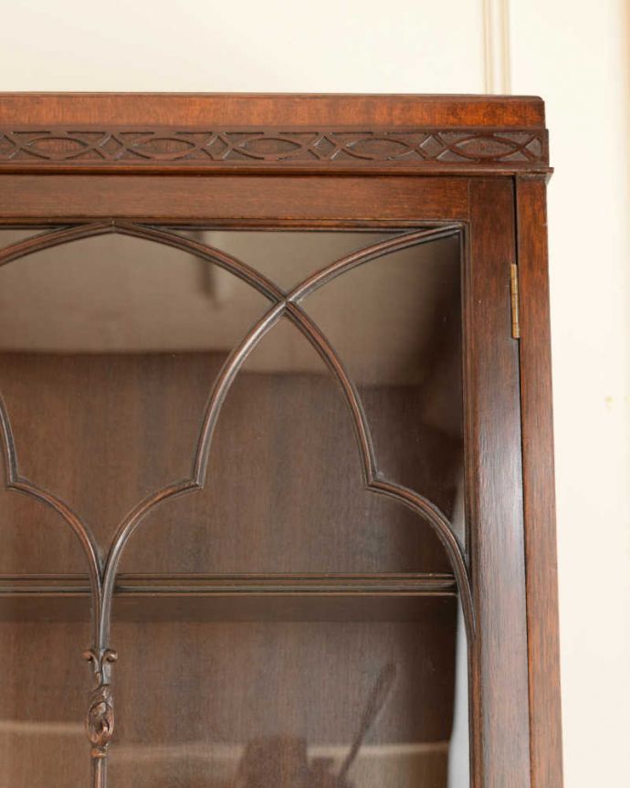 ビューロー　アンティーク家具　英国の置きやすいサイズのアンティーク家具、気品溢れるビューローブックケース。惚れ惚れしちゃう美しさこんなに堅い無垢材に一体どうやって彫ったんだろう？と不思議になるくらい細かい彫にうっとりです。(q-1833-f)