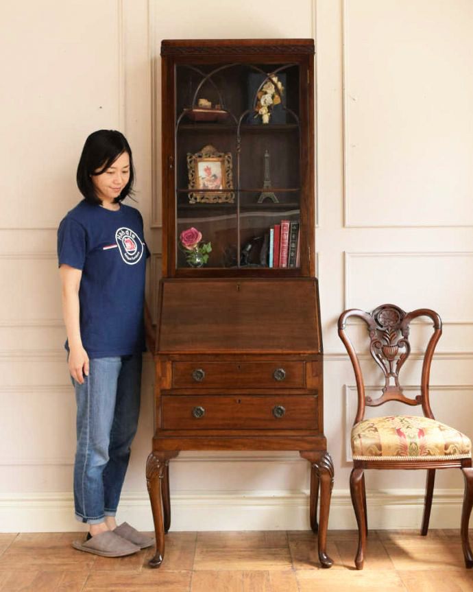 ビューロー　アンティーク家具　英国の置きやすいサイズのアンティーク家具、気品溢れるビューローブックケース。1つで3役こなしちゃう贅沢な家具見た目はガラスキャビネットなのに、デスクとチェストの機能も備えたビューローブックケース。(q-1833-f)