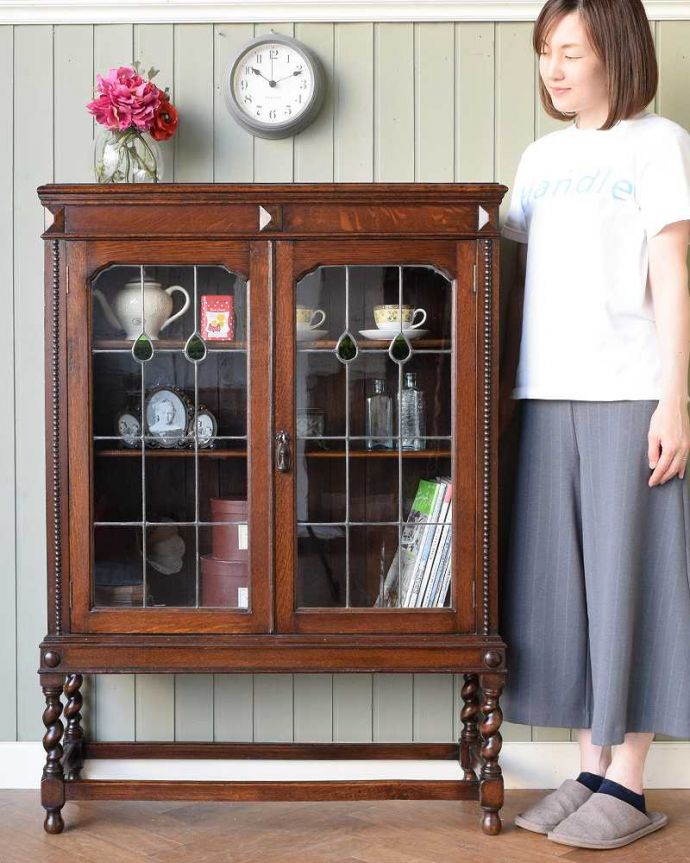 アンティークのキャビネット　アンティーク家具　美しいステンドグラスの扉、英国アンティーク家具のブックケース（本棚） 。ステンドグラスの扉が美しいキャビネット扉がステンドグラスになっているから、キャビネットとステンドグラスの両方を一気に手に入れることが出来ちゃうんです。(q-1834-f)