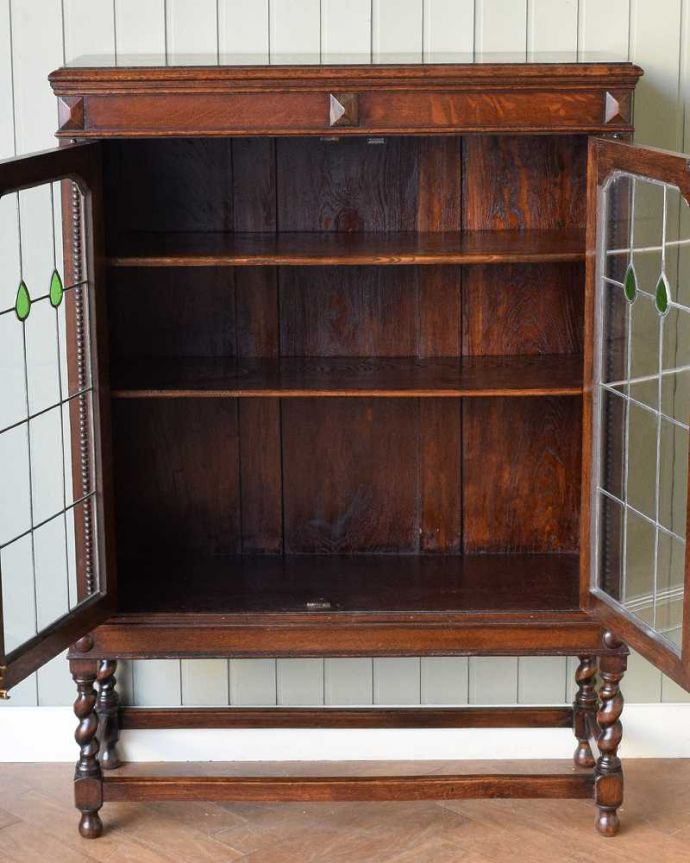 アンティークのキャビネット　アンティーク家具　美しいステンドグラスの扉、英国アンティーク家具のブックケース（本棚） 。扉を開けた内側はこんな感じですキャビネットの中も職人がしっかり修復したのでキレイです。(q-1834-f)