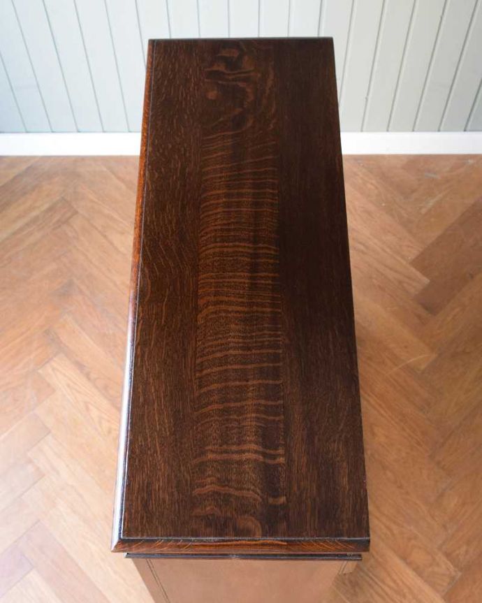 アンティークのキャビネット　アンティーク家具　美しいステンドグラスの扉、英国アンティーク家具のブックケース（本棚） 。天板もキレイに仕上げました。(q-1834-f)