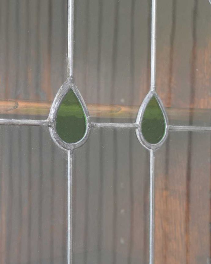 アンティークのキャビネット　アンティーク家具　美しいステンドグラスの扉、英国アンティーク家具のブックケース（本棚） 。アンティークのガラスの美しさガラスも古いアンティークのステンドグラスは独特の雰囲気が魅力。(q-1834-f)