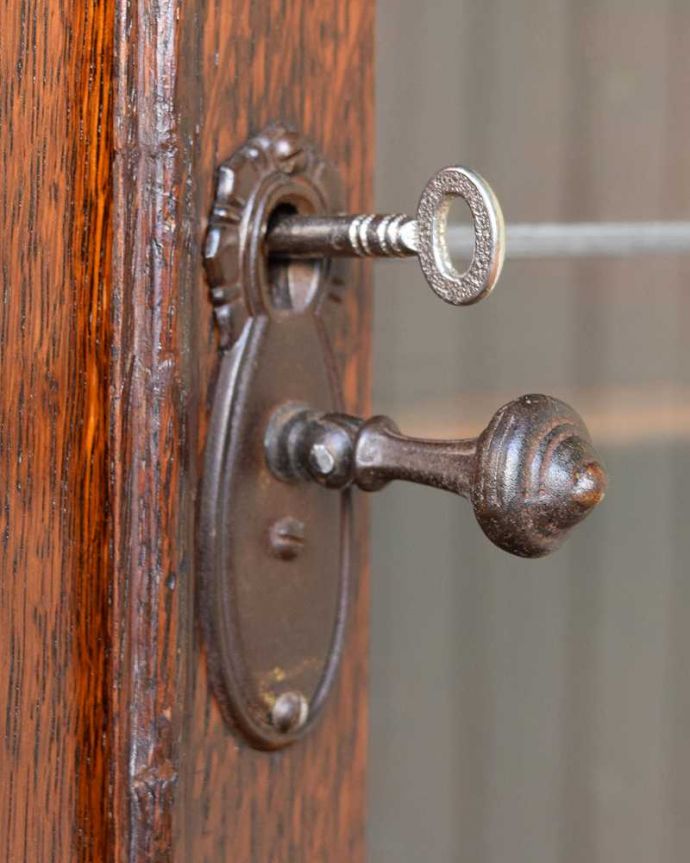 アンティークのキャビネット　アンティーク家具　美しいステンドグラスの扉、英国アンティーク家具のブックケース（本棚） 。大切なものも収納出来ますおとぎ話に出てくるような可愛いアンティークの鍵が付いています。(q-1834-f)