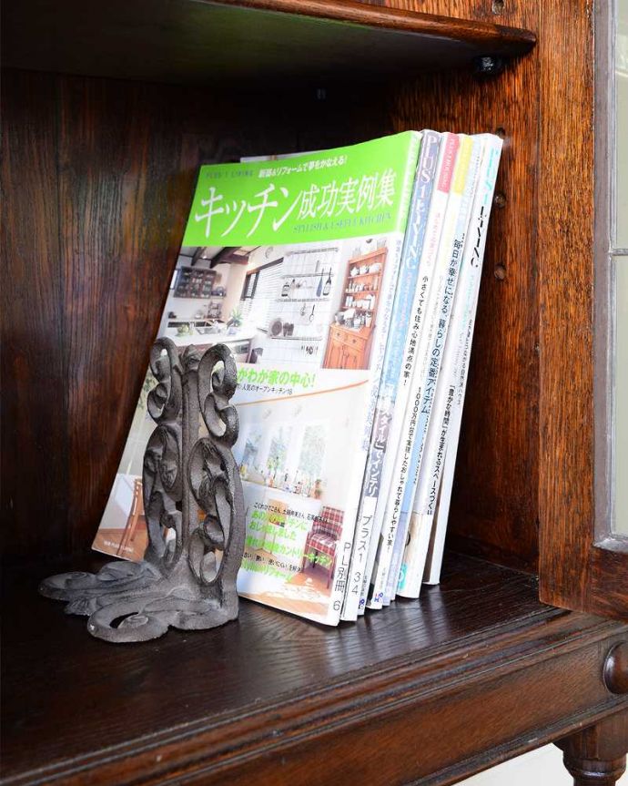 アンティークのキャビネット　アンティーク家具　美しいステンドグラスの扉、英国アンティーク家具のブックケース（本棚） 。扉の中は収納たっぷりA4サイズの雑誌までしっかり収納出来ちゃう大きさ。(q-1834-f)