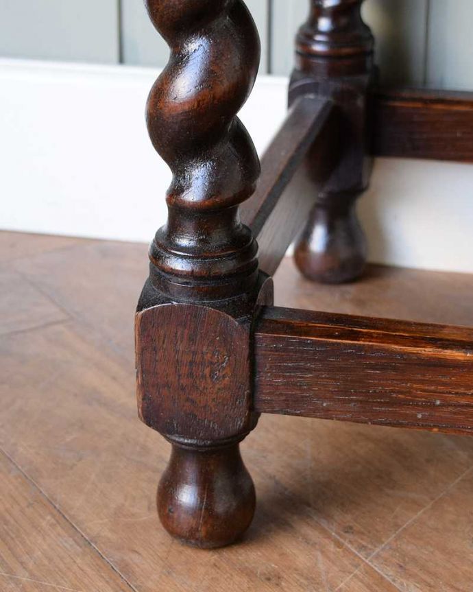 アンティークのキャビネット　アンティーク家具　美しいステンドグラスの扉、英国アンティーク家具のブックケース（本棚） 。女性１人でもラクに運べちゃうヒミツHandleのアンティークは、脚の裏にフェルトキーパーをお付けしているので、床を滑らせれば女性でも移動がカンタンに出来ます！ご安心下さい。(q-1834-f)