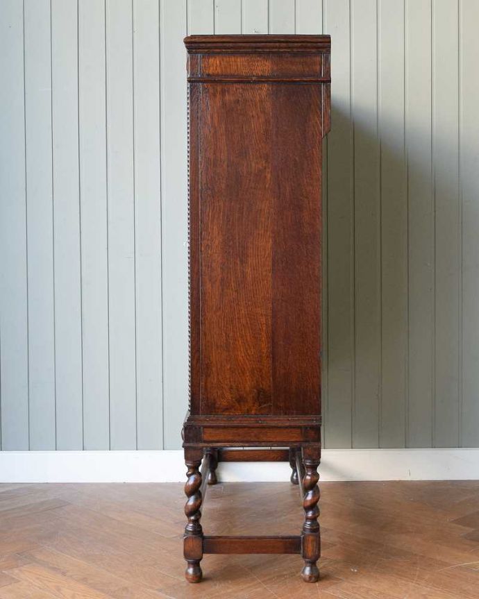 アンティークのキャビネット　アンティーク家具　美しいステンドグラスの扉、英国アンティーク家具のブックケース（本棚） 。横から見てもステキもちろん横もキレイに修復していますので、横顔だって美しいんです。(q-1834-f)