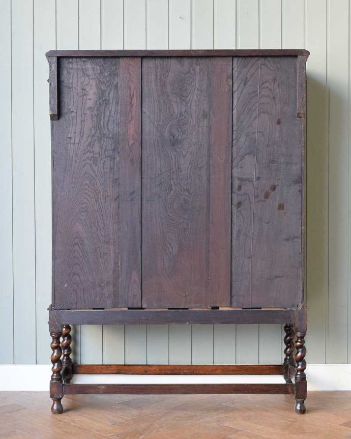 アンティークのキャビネット　アンティーク家具　美しいステンドグラスの扉、英国アンティーク家具のブックケース（本棚） 。後ろ姿もキレイです。(q-1834-f)