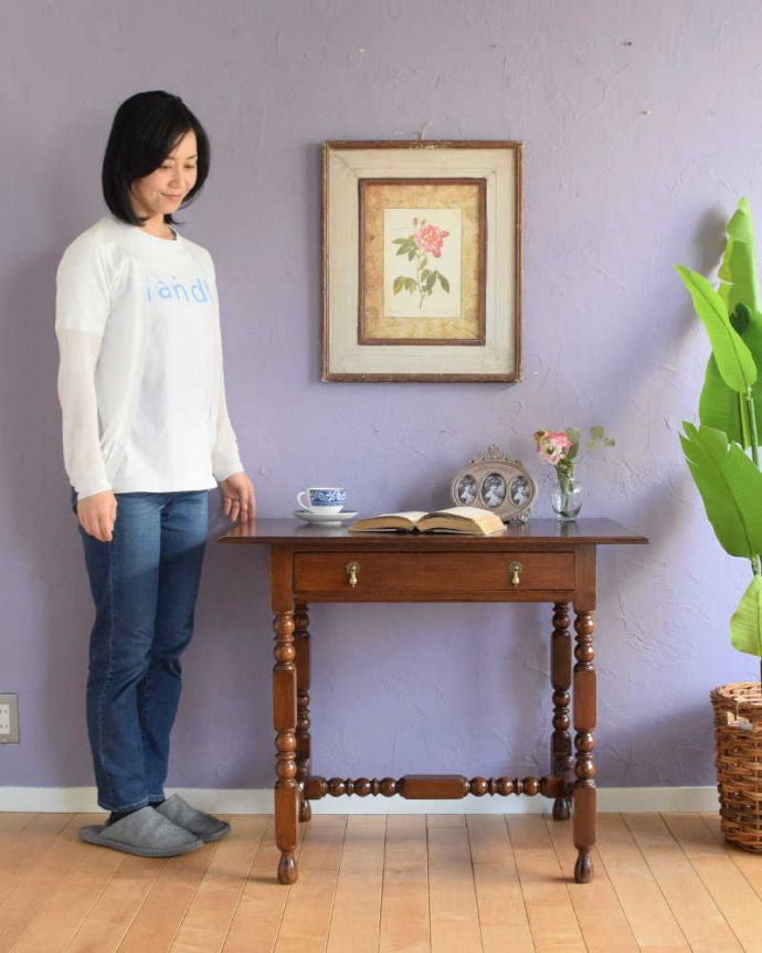 アンティークのデスク・書斎机　アンティーク家具　アンティークの英国輸入家具、脚も美しい引き出し付きのホールテーブル（サイドテーブル）。壁からお部屋を彩ってくれるアンティーク家具天板も引き出しもどっちも主役のサイドチェストテーブル。(q-1835-f)