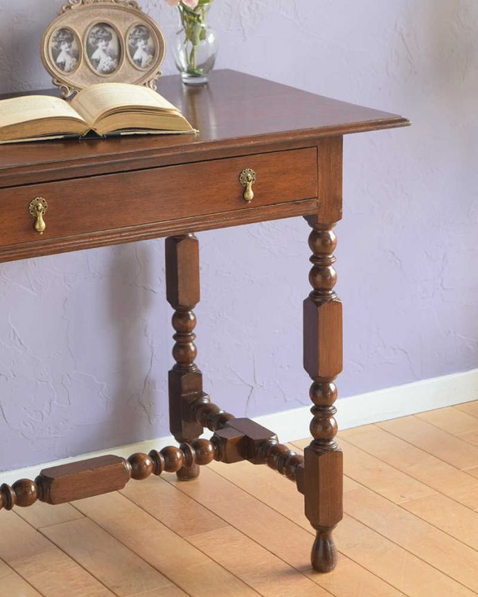 アンティークのデスク・書斎机　アンティーク家具　アンティークの英国輸入家具、脚も美しい引き出し付きのホールテーブル（サイドテーブル）。アンティークらしい華やかなデザイン優雅なデザインのアンティーク家具は、壁の前に置くだけで、お部屋の中がグンッと格上げされます。(q-1835-f)