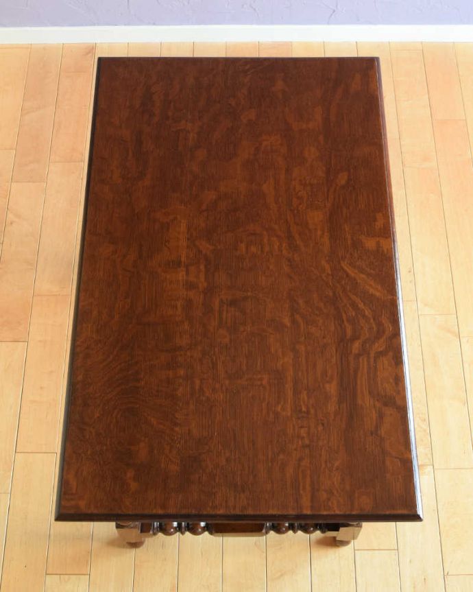 アンティークのデスク・書斎机　アンティーク家具　アンティークの英国輸入家具、脚も美しい引き出し付きのホールテーブル（サイドテーブル）。天板はテーブル代わりに使えます上から天板を見ると、こんな感じでキレイに仕上げました。(q-1835-f)