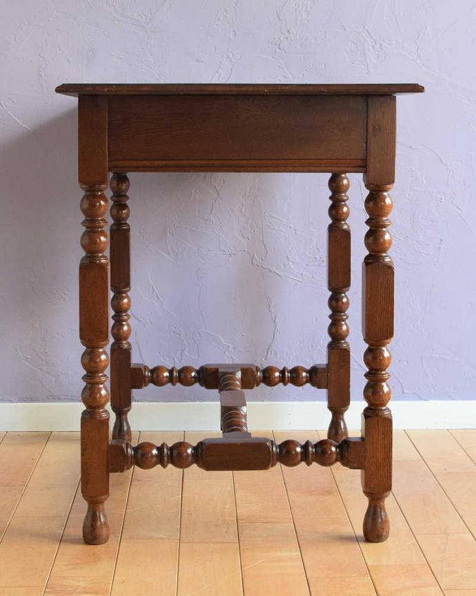 アンティークのデスク・書斎机　アンティーク家具　アンティークの英国輸入家具、脚も美しい引き出し付きのホールテーブル（サイドテーブル）。横から見ても素敵ですもちろん横から見られることも考えて、しっかり修復してあります。(q-1835-f)