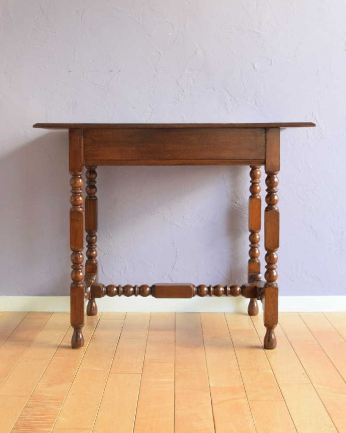 アンティークのデスク・書斎机　アンティーク家具　アンティークの英国輸入家具、脚も美しい引き出し付きのホールテーブル（サイドテーブル）。しっかり修復しましたアンティークは新品ではないので、もちろん経年変化によるキズはありますが、Handleでは専門の職人がしっかり修復したものだけをお送りしているので後ろ姿もキレイです。(q-1835-f)