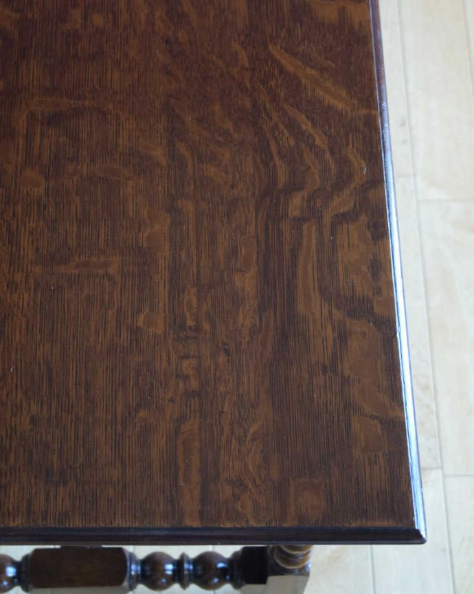 アンティークのデスク・書斎机　アンティーク家具　アンティークの英国輸入家具、脚も美しい引き出し付きのホールテーブル（サイドテーブル）。天板を近づいてみると…アンティークだから手に入れることが出来る天板に使われている銘木の美しさにうっとりです。(q-1835-f)