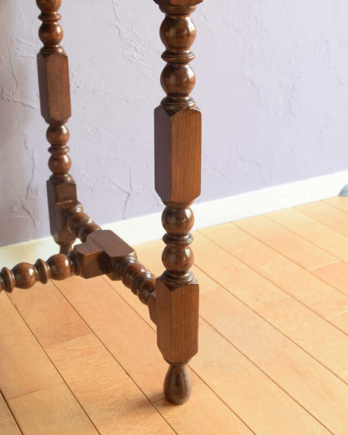 アンティークのデスク・書斎机　アンティーク家具　アンティークの英国輸入家具、脚も美しい引き出し付きのホールテーブル（サイドテーブル）。移動もラクラクですHandleのアンティークは、脚の裏にフェルトキーパーをお付けしています。(q-1835-f)