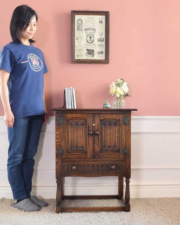 アンティークのキャビネット アンティーク家具 ドッシリと落ち着いた雰囲気のアンティーク家具、オーク材のキャビネット。落ち着いた英国アンティークの雰囲気漂うキャビネット英国らしい落ち着いた雰囲気。(q-1836-f)