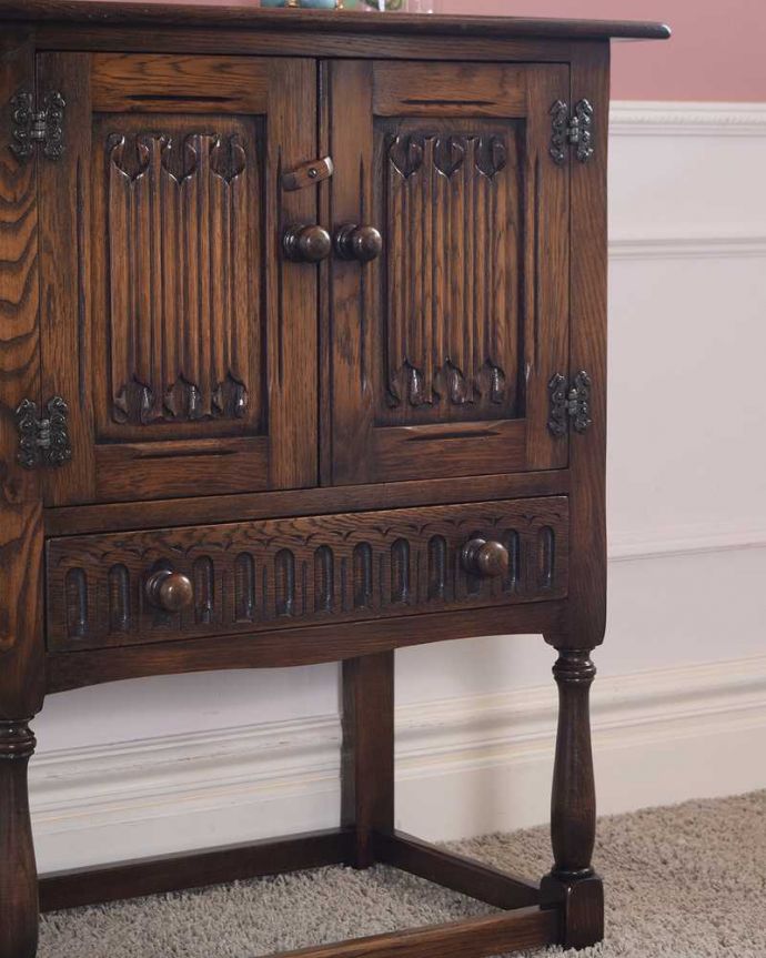 アンティークのキャビネット アンティーク家具 ドッシリと落ち着いた雰囲気のアンティーク家具、オーク材のキャビネット。キレイに修復しましたこのタイプの修復には自信があります!専門の職人がしっかりお直ししたので安心してお使い下さい。(q-1836-f)