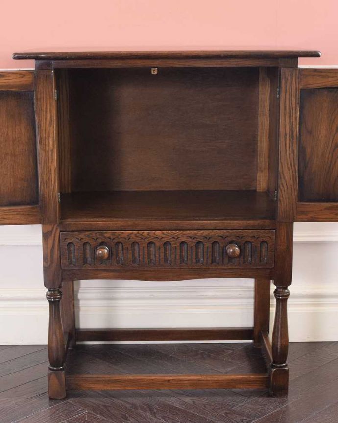 アンティークのキャビネット アンティーク家具 ドッシリと落ち着いた雰囲気のアンティーク家具、オーク材のキャビネット。扉の中を見てみると・・・しっかり収納して扉を閉めれば中身が見えません!いつでもお部屋はピッカピカです。(q-1836-f)