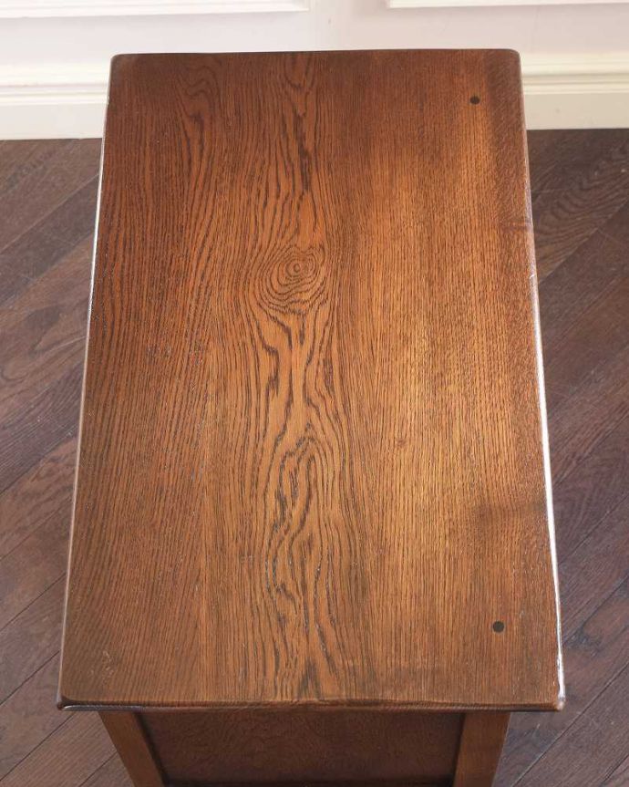 アンティークのキャビネット アンティーク家具 ドッシリと落ち着いた雰囲気のアンティーク家具、オーク材のキャビネット。上から見てるとこんな形のキャビネットです。(q-1836-f)