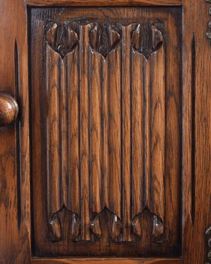 アンティークのキャビネット アンティーク家具 ドッシリと落ち着いた雰囲気のアンティーク家具、オーク材のキャビネット。惚れ惚れする彫の美しさこんなに堅い無垢材に一体どうやって彫ったんだろう?と不思議になるくらいアンティークらしく細かい彫りは眺めているだけでうっとりする美しさです。(q-1836-f)