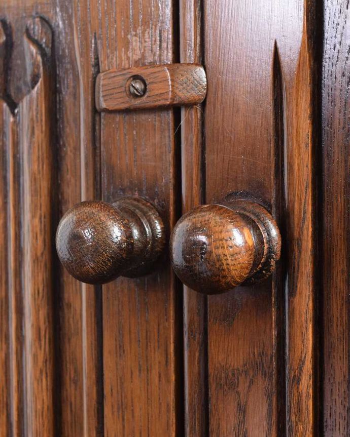 アンティークのキャビネット アンティーク家具 ドッシリと落ち着いた雰囲気のアンティーク家具、オーク材のキャビネット。開ける度にワクワク・・・木の取っ手がちょこんと付いています。(q-1836-f)