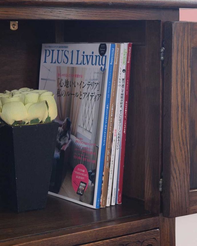 アンティークのキャビネット アンティーク家具 ドッシリと落ち着いた雰囲気のアンティーク家具、オーク材のキャビネット。扉の中は収納たっぷりA4サイズの雑誌までしっかり収納出来ちゃう大きさ。(q-1836-f)