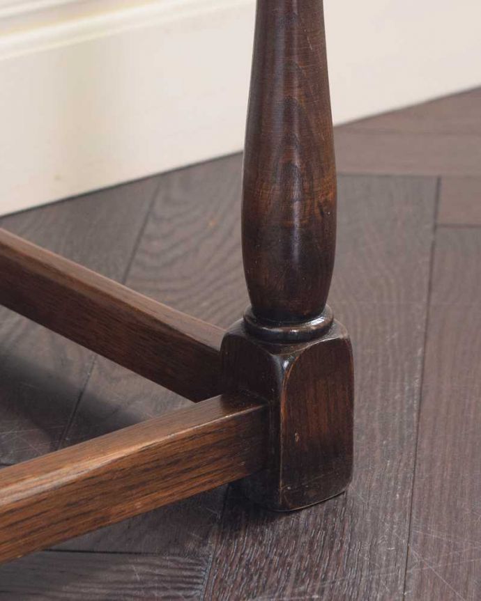 アンティークのキャビネット アンティーク家具 ドッシリと落ち着いた雰囲気のアンティーク家具、オーク材のキャビネット。女性1人でもラクに運べちゃうヒミツHandleのアンティークは、脚の裏にフェルトキーパーをお付けしているので、床を滑らせれば女性でも移動がカンタンに出来ます!ご安心下さい。(q-1836-f)