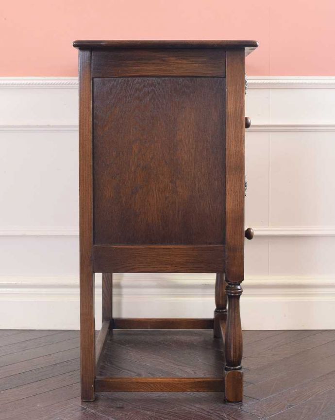 アンティークのキャビネット アンティーク家具 ドッシリと落ち着いた雰囲気のアンティーク家具、オーク材のキャビネット。クルッと回転。(q-1836-f)