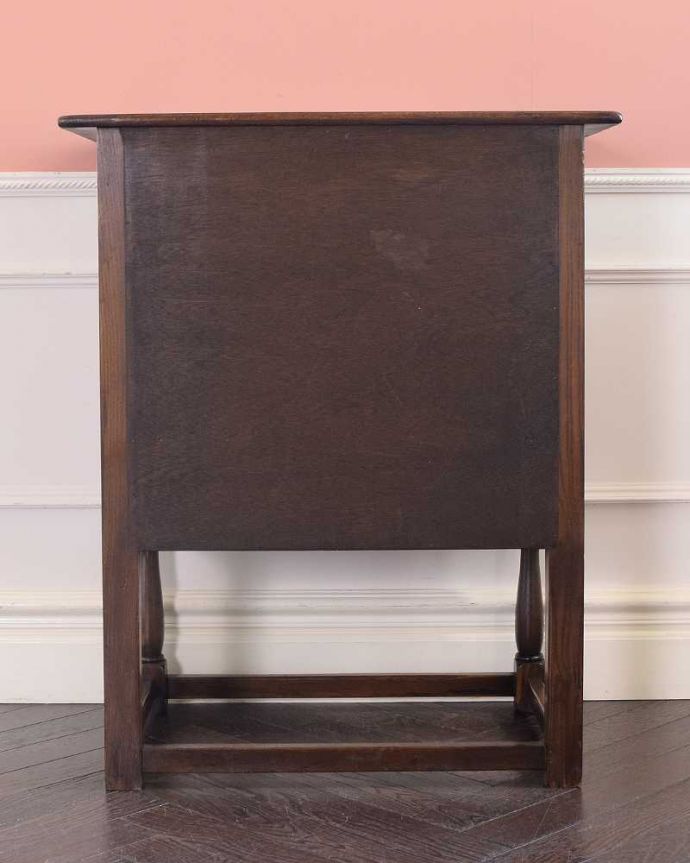 アンティークのキャビネット アンティーク家具 ドッシリと落ち着いた雰囲気のアンティーク家具、オーク材のキャビネット。後ろ姿もキレイですアンティークは新品ではないので、経年変化によるキズはありますが、専門の職人がキレイにお直しをしているので、後ろ姿もキレイです。(q-1836-f)