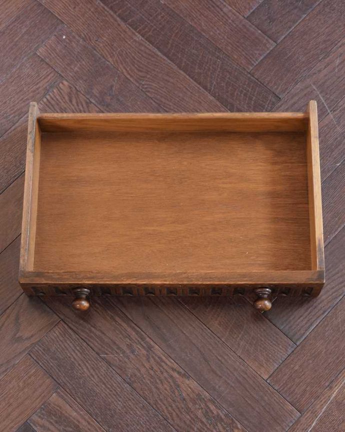 アンティークのキャビネット アンティーク家具 ドッシリと落ち着いた雰囲気のアンティーク家具、オーク材のキャビネット。引き出しの中もキレイですもちろん引き出しの中も職人がキレイ仕上げました。(q-1836-f)