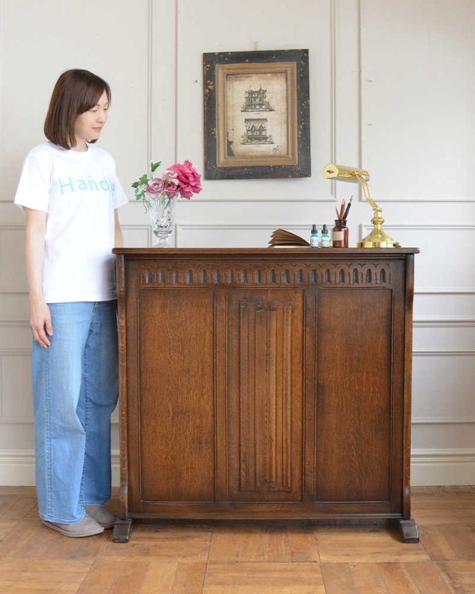 アンティークのキャビネット　アンティーク家具　チョコレート色のイギリスアンティーク家具、彫が美しいショップカウンター 。英国らしい落ち着いた雰囲気がカッコいい！ドッシリとした落ち着いた雰囲気のカウンターは誰が見ても憧れちゃうアイテム。(q-1837-f)