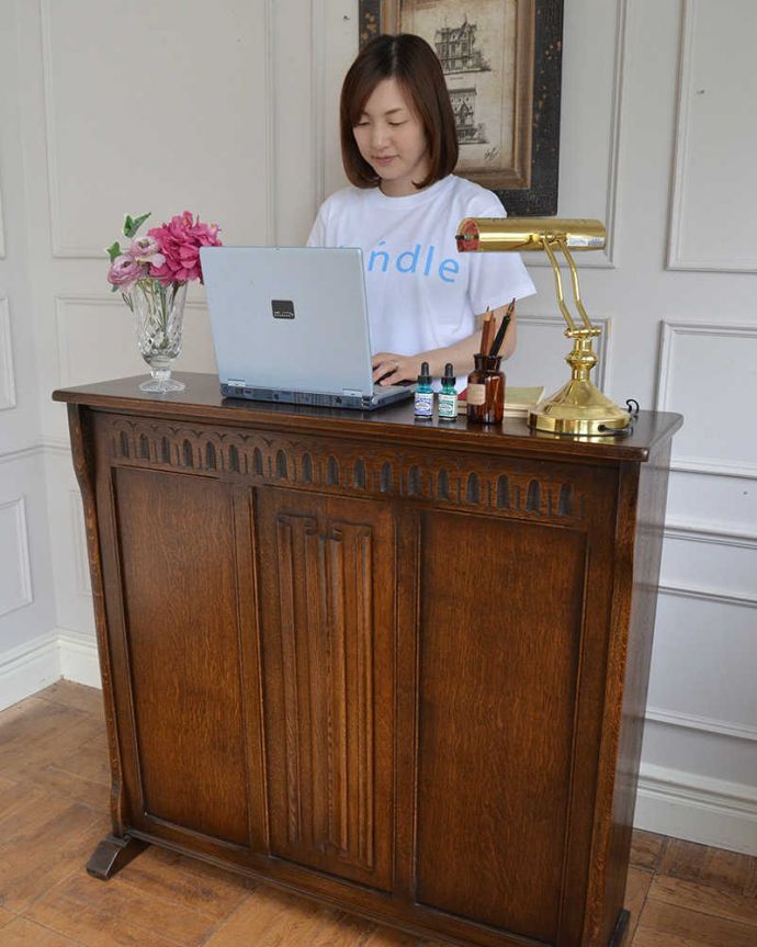 アンティークのキャビネット　アンティーク家具　チョコレート色のイギリスアンティーク家具、彫が美しいショップカウンター 。ここに立つだけで、英国パブ気分カッコよすぎるカウンターは、どんな使い方でもOK！ここに立っているだけで、なんだかイギリスにいる気分に酔いしれちゃうんです。(q-1837-f)