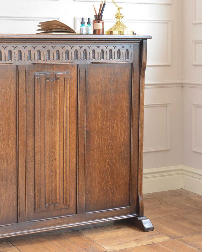 アンティークのキャビネット　アンティーク家具　チョコレート色のイギリスアンティーク家具、彫が美しいショップカウンター 。高級感のある英国らしい彫がカッコいい！英国アンティークらしい彫の美しさが一番の魅力。(q-1837-f)