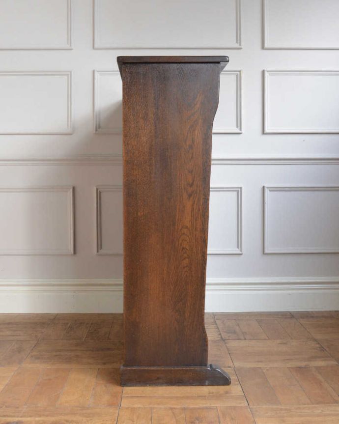 アンティークのキャビネット　アンティーク家具　チョコレート色のイギリスアンティーク家具、彫が美しいショップカウンター 。360度、どこから見てもキレイ両面使える家具なので、グルッと360度、どこから見られても素敵な自信があります。(q-1837-f)