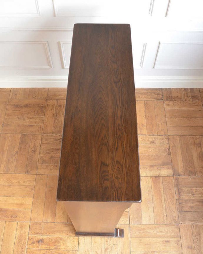 アンティークのキャビネット　アンティーク家具　チョコレート色のイギリスアンティーク家具、彫が美しいショップカウンター 。天板を見てみると･･･上から見ると家具はこんな形です。(q-1837-f)