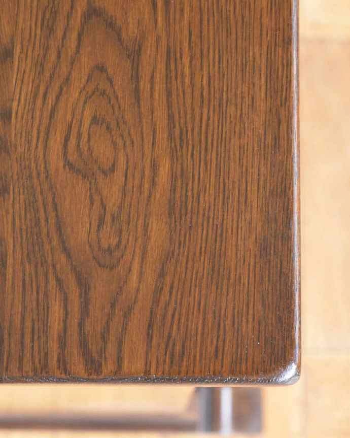 アンティークのキャビネット　アンティーク家具　チョコレート色のイギリスアンティーク家具、彫が美しいショップカウンター 。近づいて見てみると･･･時間と手間暇を掛けて職人が丁寧にお直しした天板。(q-1837-f)