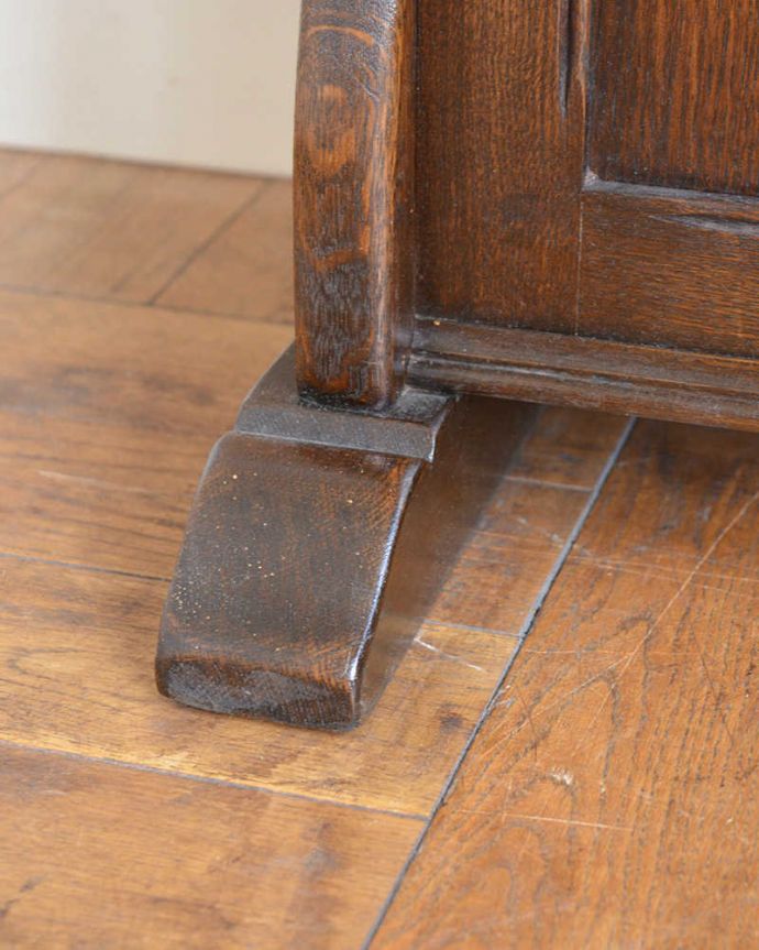 アンティークのキャビネット　アンティーク家具　チョコレート色のイギリスアンティーク家具、彫が美しいショップカウンター 。女性１人でラクラク運べちゃうんですHandleのアンティークは、脚の裏にフェルトキーパーをお付けしています。(q-1837-f)