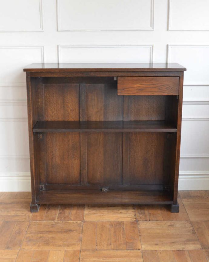 アンティークのキャビネット　アンティーク家具　チョコレート色のイギリスアンティーク家具、彫が美しいショップカウンター 。カッコよさだけじゃない裏側の収納力ちゃんと実用的に使えるように、裏側にはたっぷり入る棚の収納。(q-1837-f)
